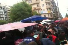 Κοσμοσυρροή στις λαϊκές αγορές για μια σακούλα δωρεάν προϊόντα [video]