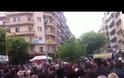 Κοσμοσυρροή στις λαϊκές αγορές για μια σακούλα δωρεάν προϊόντα [video]