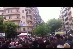 Κοσμοσυρροή στις λαϊκές αγορές για μια σακούλα δωρεάν προϊόντα [video]