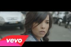 Ποια είναι η όμορφη Indila που έχει κάνει όλη την υφήλιο να σιγοτραγουδά γαλλικά και απόψε θα εμφανιστεί στο ελληνικό Τhe Voice
