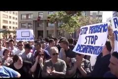 Έκαναν διαδήλωση υπέρ του οπαδού που πέταξε τη μπανάνα [Video]