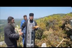 4739 - Τοποθέτηση Σταυρού σε κορυφή λόφου πάνω από το Ρωσικό μοναστήρι του Αγίου Όρους
