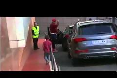 Αρνήθηκε να αγκαλιάσει ένα μικρό παιδί ο Ρονάλντο!