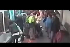 Πανικός σε τρένο: Μωρό έπεσε, ανάμεσα στον συρμό και την αποβάθρα [video]