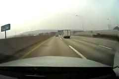 Παρακολουθήστε ένα απίστευτο ατύχημα στο δρόμο! Τελικά σώθηκε; [video]