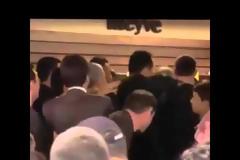 Ο Ερντογάν γρονθοκόπησε κοπέλα που διαμαρτυρήθηκε για τον νεκρό πατέρα της