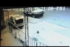 ΑΠΙΣΤΕΥΤΟ: Κοριτσάκι γλίτωσε από θαύμα όταν την κάρφωσε αυτοκίνητο [Video]