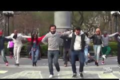 Το World Party χορεύει συρτάκι στο κέντρο του κόσμου - Δείτε το εξαιρετικό βίντεο της ελληνικής εκπομπής [video]