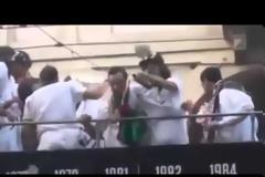 Ο Aντρέα Πίρλο εντελώς λιώμα πανηγυρίζει τη κατάκτηση του πρωταθλήματος με τη Γιουβέντους... Αν φυσικά καταλαβαίνει τι του γίνεται... [video]