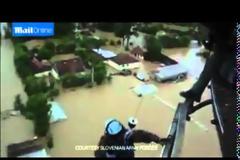 Η δραματική στιγμή της διάσωσης ενός μωρού τριών μηνών από τις πλημμύρες στη Βοσνία [video]