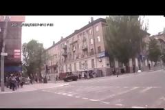 Συγκλονιστικό βίντεο! Πολίτες στην Ουκρανία μπήκαν μέσα σε τανκ και άρχισαν να πυροβολούν προς το πλήθος [video]
