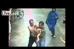 ΣΟΚΑΡΙΣΤΙΚΟ βίντεο! Μωρό έπεσε στο κενό από παράθυρο πολυκατοικίας... Η μάνα βρισκόταν δίπλα και κοιτούσε...