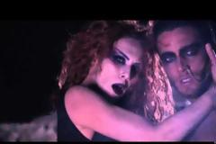 Το ανατρεπτικό video clip του Θεοχάρη Ιωαννίδη με πρωταγωνίστρια την Εβελίνα Παπούλια!