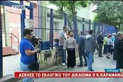 Πρώτος πρώτος στις κάλπες ο Καραμανλής με χειραψίες, φιλιά, αγκαλιές