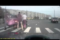 Βίντεο-ΣΟΚ στη Ρωσία! Άντρες κατέβηκαν από το αμάξι τους και απήγαγαν άτομο μέρα μεσημέρι! [video]