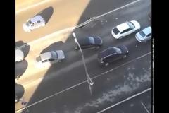 Σοκαριστικό βίντεο! Τεράστια τρύπα ανοίγει ξαφνικά στη μέση του δρόμου!