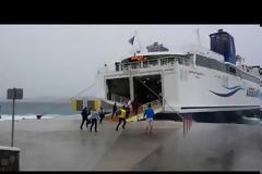 Πλάνα που προκαλούν ΣΟΚ από το λιμάνι της Μήλου - To Speedrunner III έπεσε πάνω στη προβλήτα [video]