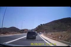 Ενα αναπάντεχο πείραμα: Οδήγησαν σε ελληνικό δρόμο τηρώντας πιστά τις πινακίδες και κινδύνεψε η ζωή τους