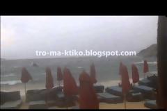 Τα πήρε και τα σήκωσε όλα ο αέρας στην Μύκονο αλλά…  με τέμπο!   [video]