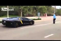 Δείτε τι έκανε ένας πεζός σε αυτοκίνητο αξίας 400.000 δολαρίων... επειδή έτρεχε σε γειτονιά!