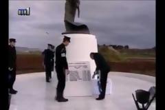 Δείτε τον πρώην υπουργό άμυνας της Κύπρου να πετάει την ελληνική σημαία! [video]