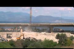 Αχαΐα: Δείτε το εντυπωσιακό video από την κατεδάφιση της γέφυρας Καλαβρύτων στην Ολυμπία Οδό