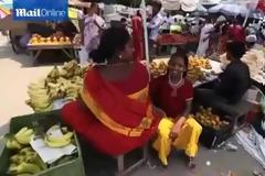 Εδώ και 25 χρόνια περπατάει προς τα πίσω! [video]