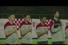 ΠΡΟΠΟΝΟΥΝΤΑΙ ΚΑΙ ΣΤΟΝ... ΕΘΝΙΚΟ ΥΜΝΟ! *ΒΙΝΤΕΟ*