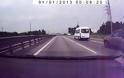 Δεν μασάει ο Ρώσος οδηγός από όπλα - Δυστυχώς όμως στους δρόμους κυκλοφορούν πολλοί τρελοί!  [video]