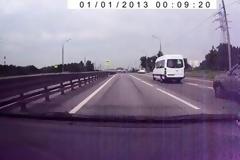 Δεν μασάει ο Ρώσος οδηγός από όπλα - Δυστυχώς όμως στους δρόμους κυκλοφορούν πολλοί τρελοί!  [video]
