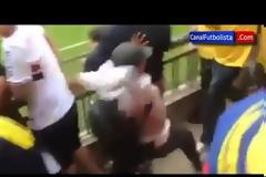 Ξύλο έπαιξαν οι οπαδοί της Κολομβίας κατά τη διάρκεια της προπόνησης της ομάδας τους [video]