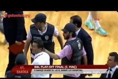 ΠΕΤΑΞΑΝ... ΠΕΡΙΤΤΩΜΑΤΑ ΣΤΟΝ ΑΤΑΜΑΝ ΟΙ ΟΠΑΔΟΙ ΤΗΣ ΦΕΝΕΡ! *ΒΙΝΤΕΟ*