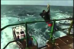 Εκπληκτικό:Αλλάζουν βάρδια στον φάρο σαν... κασκαντέρ [video]