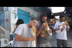 Έλληνας έφαγε ένα hot dog μισού μέτρου μέσα σε 5,5 λεπτά [video]