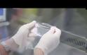 Έρχεται το πιο λεπτό προφυλακτικό που κανείς δεν θα καταλαβαίνει τη διαφορά από τη φυσική επαφή! [video]