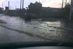 Μόνο με… βάρκα μπορούσες να κινηθείς σήμερα το πρωί στη Νέα Εθνική Οδό Πατρών – Αθηνών [video]