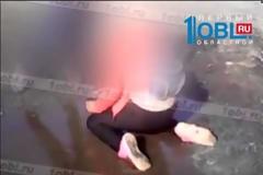 Θλιβερό: 13χρονες ανάγκασαν συμμαθήτριά τους να πιει νερό από λακκούβα γιατί είναι όμορφη [video]