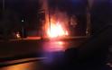Το ένα αμάξι τυλίχτηκε στις φλόγες και το άλλο καρφώθηκε πάνω στα φανάρια μετά από σύγκρουση που είχαν [photos - video]