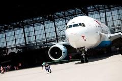 Ο «Αυστριακός βράχος» έσυρε Boeing-777 142 τόνων! Δείτε το εντυπωσιακό βίντεο!