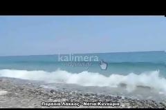 Βουτιές με θέα τον «Κοκκινόβραχο» στην παραλία Λάκκος του Λεωνιδίου! [video]