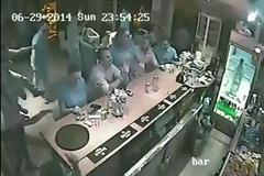 Μπάρμαν σε μπαρ του Πειραιά… τρελαίνεται στην ισοφάριση του Παπασταθόπουλου και πετάει! Δείτε τι κάνει το άτομο! [video]