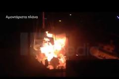 Πυροσβέστης γυναίκα δίνει ηρωική μάχη με τις φλόγες στη Ρόδο