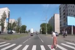 Αν δείτε την συγκεκριμένη γιαγιά στον δρόμο, μη τη βοηθήσετε! [video]
