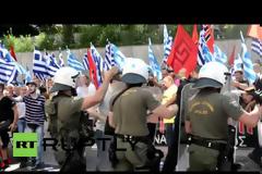Στο φως της δημοσιότητας ένα νέο βίντεο από τα επεισόδια έξω από το Εφετείο με τους χρυσαυγίτες