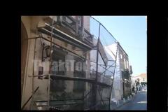 “Απρόσεκτος” οδηγός έθεσε εκτός κυκλοφορίας κεντρικό δρόμο της Ξάνθης – Παρέσυρε σκαλωσιά [video + photos]