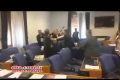 Δεν ηρεμούν με τίποτα: Χαστούκια και γροθιές μεταξύ Τούρκων Βουλευτών [video]