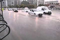 Πλημμύρισε η παραλιακή της Θεσσαλονίκης - Κατάστημα γέμισε νερά - 100 κλήσεις στην πυροσβεστική και αλλαγές πτήσεων λόγω της καταιγίδας [video + photos]