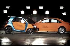 Μετωπική σύγκρουση Smart ForTwo με Mercedes-Benz S-Class