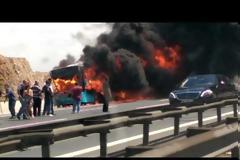 Τέσσερις νεκροί από φωτιά σε λεωφορείο [video]