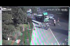 Ανατριχιαστικο: Δεν γίνεται απο αυτό το ατύχημα να βγεις ζωντανός... [video]